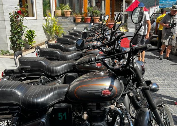 24 Motocykle czekaja na uczestnikow Zlotu motocyklowego w Himalajach